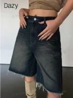 شورت جينز نسائي بحواف ممزقة ومغسول