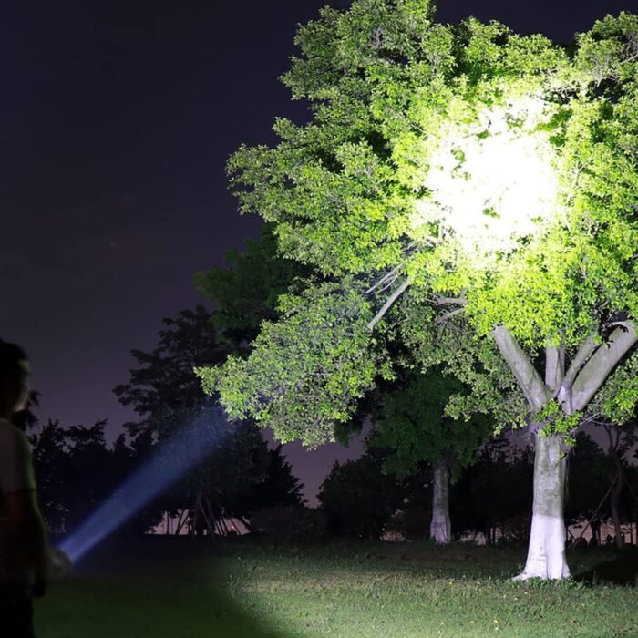 مصباح يدوي LED فائق السطوع من سيوسى، قابل لاعادة الشحن ومحمول باليد للاستخدام في التخييم، كشاف بمقبض للتخييم والصيد والمشي لمسافات طويلة، لون اسود