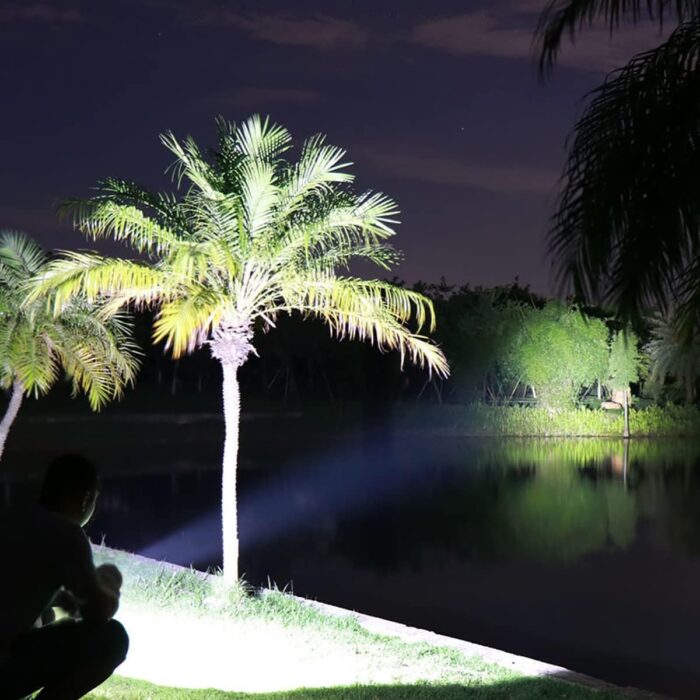 مصباح يدوي LED فائق السطوع من سيوسى، قابل لاعادة الشحن ومحمول باليد للاستخدام في التخييم، كشاف بمقبض للتخييم والصيد والمشي لمسافات طويلة، لون اسود