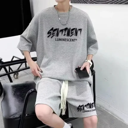 طقم كاجول صيفية شبابية غير رسمية مع شورت وسيم للرجال بأكمام قصيرة بدلة عصرية من قطعتين