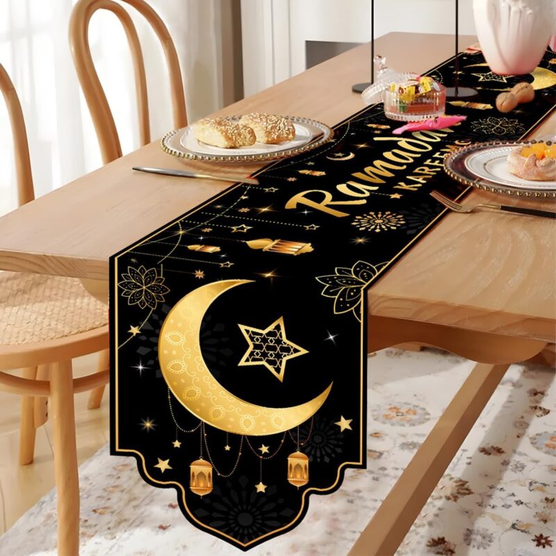 مفرش طاولة رمضان كريم، بنقشة النجوم والقمر والفوانيس باللونين الأسود والذهبي مع حافة غير منتظمة، زينة موسمية للمطبخ وغرفة الطعام في عيد الفطر، مناسبة لحفلات الأعياد الإسلامية المنزلية | متجر واو الأفضل ترينديول السعودية