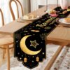 مفرش طاولة رمضان كريم، بنقشة النجوم والقمر والفوانيس باللونين الأسود والذهبي مع حافة غير منتظمة، زينة موسمية للمطبخ وغرفة الطعام في عيد الفطر، مناسبة لحفلات الأعياد الإسلامية المنزلية | متجر واو الأفضل ترينديول السعودية
