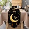 مفرش طاولة رمضان كريم، بنقشة النجوم والقمر والفوانيس باللونين الأسود والذهبي مع حافة غير منتظمة، زينة موسمية للمطبخ وغرفة الطعام في عيد الفطر، مناسبة لحفلات الأعياد الإسلامية المنزلية | متجر واو الأفضل ترينديول السعودية