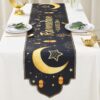 مفرش طاولة رمضان كريم، بنقشة النجوم والقمر والفوانيس باللونين الأسود والذهبي مع حافة غير منتظمة، زينة موسمية للمطبخ وغرفة الطعام في عيد الفطر، مناسبة لحفلات الأعياد الإسلامية المنزلية | متجر واو الأفضل ترينديول السعودية