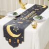مفرش طاولة رمضان كريم، بنقشة النجوم والقمر والفوانيس باللونين الأسود والذهبي مع حافة غير منتظمة، زينة موسمية للمطبخ وغرفة الطعام في عيد الفطر، مناسبة لحفلات الأعياد الإسلامية المنزلية | متجر واو الأفضل ترينديول السعودية