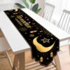 مفرش طاولة رمضان كريم، بنقشة النجوم والقمر والفوانيس باللونين الأسود والذهبي مع حافة غير منتظمة، زينة موسمية للمطبخ وغرفة الطعام في عيد الفطر، مناسبة لحفلات الأعياد الإسلامية المنزلية | متجر واو الأفضل ترينديول السعودية