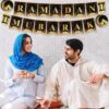 لافتة ورقية معلقة من بروكسيما دايركت، تحمل عبارة "رمضان مبارك"، تُستخدم كخلفية لتزيين جدران المنزل والحفلات الداخلية والخارجية. | متجر واو الأفضل ترينديول السعودية